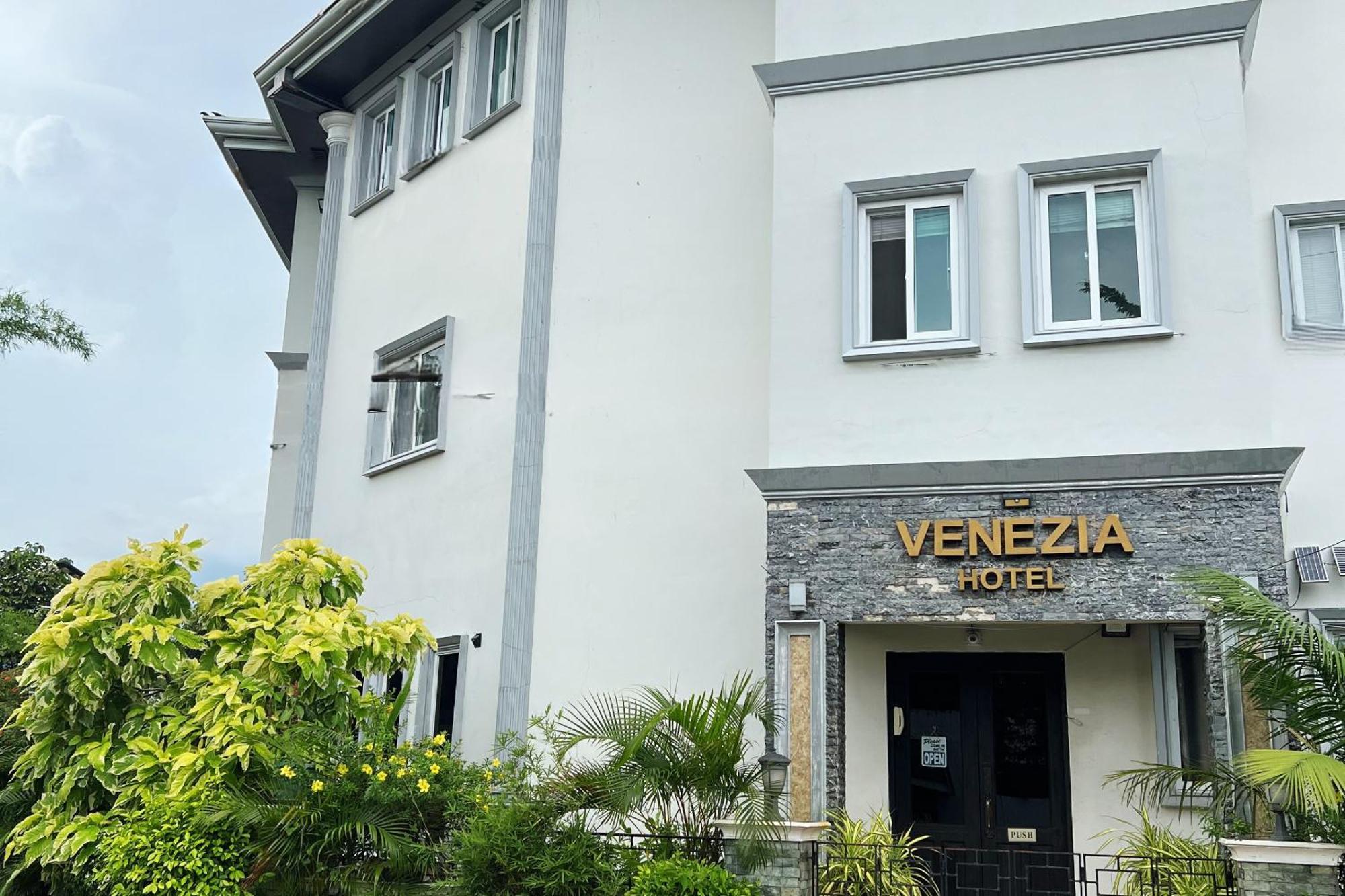 Venezia Suites Hotel Iloilo Экстерьер фото