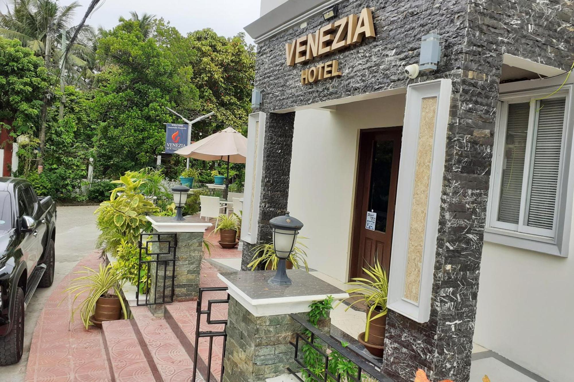 Venezia Suites Hotel Iloilo Экстерьер фото